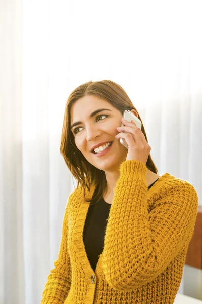 Hermosa mujer haciendo una llamada telefónica — Foto de Stock