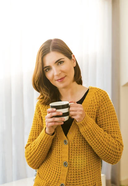 Kvinnan hemma dricker en kaffe — Stockfoto