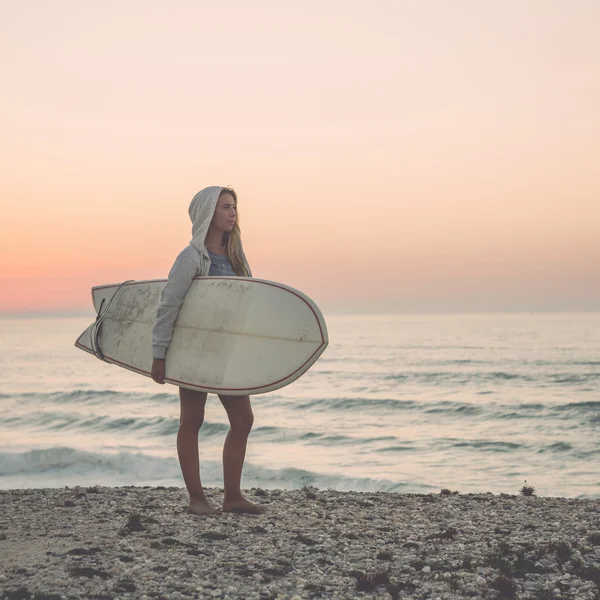 Vackra kvinnliga surfare — Stockfoto