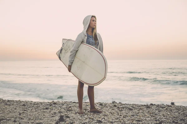 Güzel kadın sörfçü — Stok fotoğraf