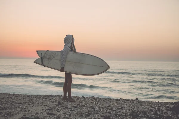 Krásný ženský surfař — Stock fotografie