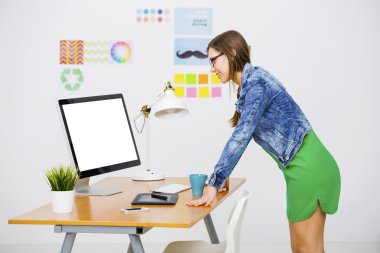 Yaratıcı bir ofiste iş kadını