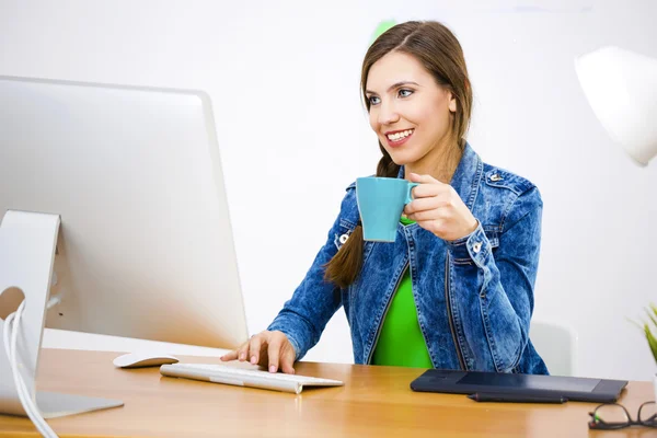 Empresária em um escritório criativo — Fotografia de Stock