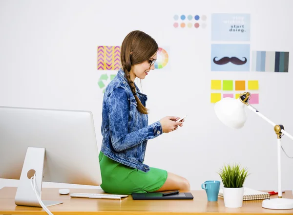 Geschäftsfrau in einem kreativen Büro — Stockfoto