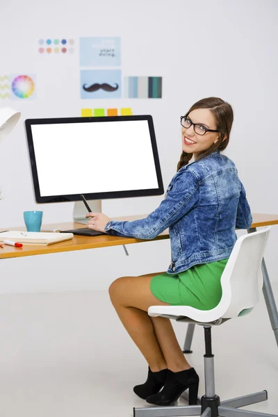 Geschäftsfrau in einem kreativen Büro — Stockfoto