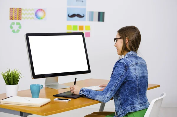 Geschäftsfrau in einem kreativen Büro — Stockfoto