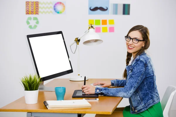 Femme d'affaires dans un bureau créatif — Photo