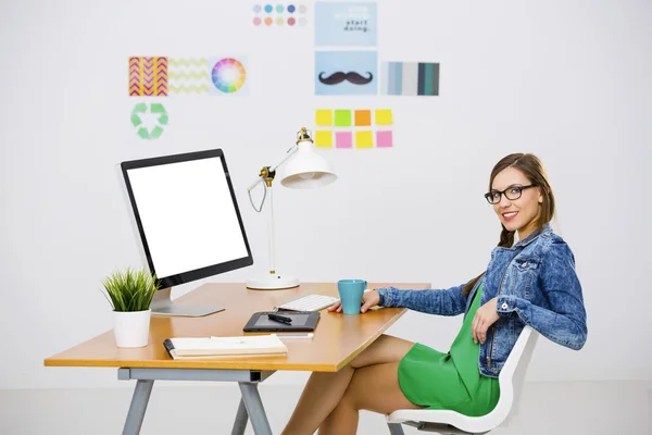 Geschäftsfrau in einem kreativen Büro — Stockfoto