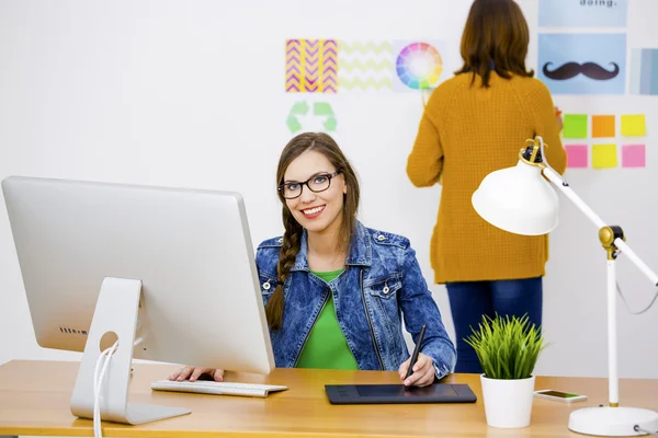 Vrouwelijke ondernemers in een creatieve kantoor — Stockfoto