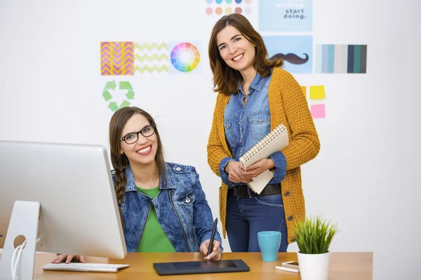 Γυναίκες επιχειρηματίες σε ένα δημιουργικό γραφείο — Φωτογραφία Αρχείου