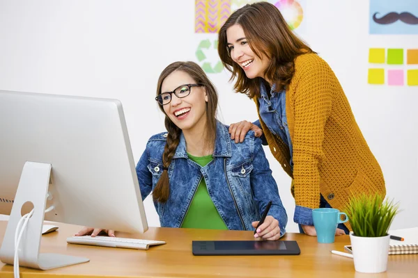 Vrouwelijke ondernemers in een creatieve kantoor — Stockfoto