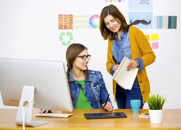 Vrouwelijke ondernemers in een creatieve kantoor — Stockfoto