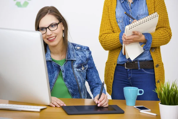 Geschäftsfrauen in einem kreativen Büro — Stockfoto