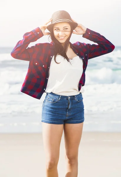 Szczęśliwa dziewczyna na plaży — Zdjęcie stockowe