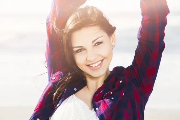 Glad tjej på stranden smilling — Stockfoto