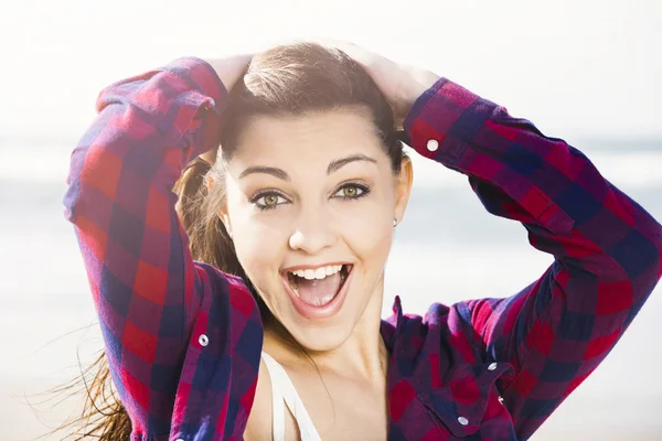 Gelukkig meisje op het strand smilling — Stockfoto