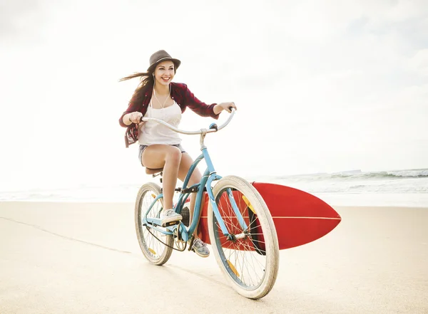 Mujer yendo a surfear — Foto de Stock