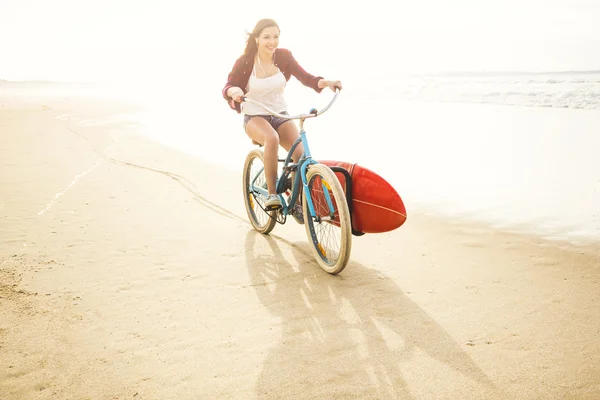 Frau geht surfen — Stockfoto