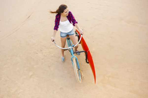 Kobieta idzie do surfowania — Zdjęcie stockowe