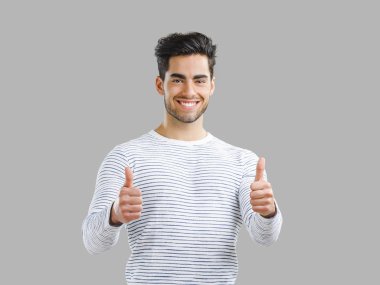 başparmak yukarıya ile yakışıklı adam