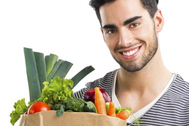 Sebze dolu bir çanta taşıyan adam