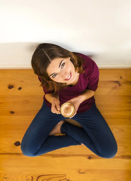 Woman at home drinking a cappuccino — Stock Photo, Image