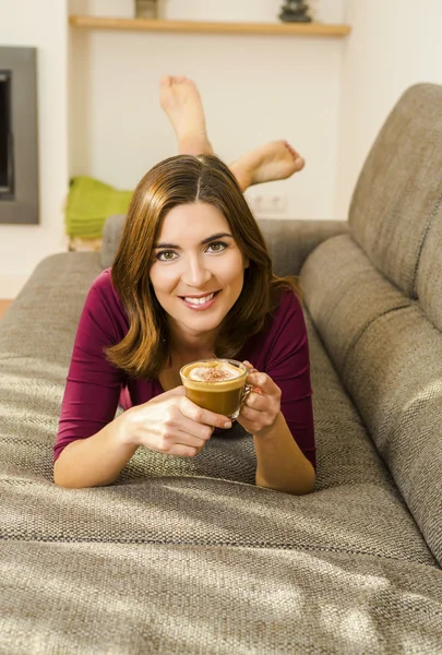 Mujer en casa bebiendo un capuchino — Foto de Stock