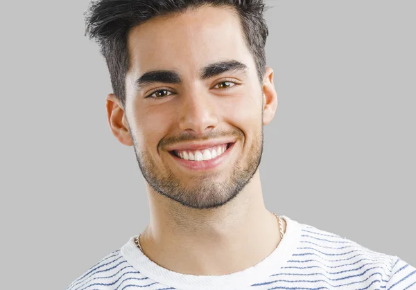 Joven guapo sonriendo — Foto de Stock