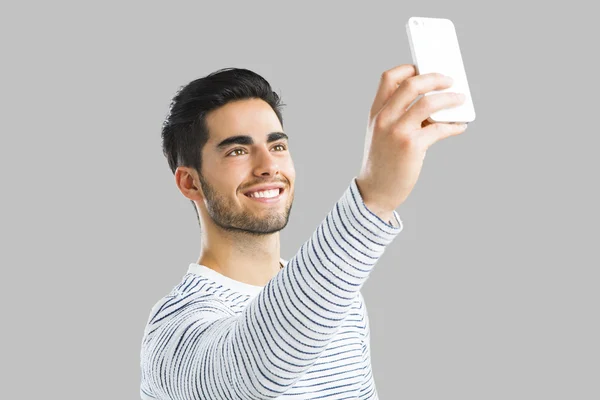 Schöner Mann macht ein Selfie — Stockfoto