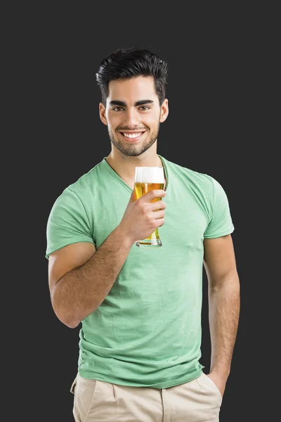 Mladý muž pije pivo — Stock fotografie