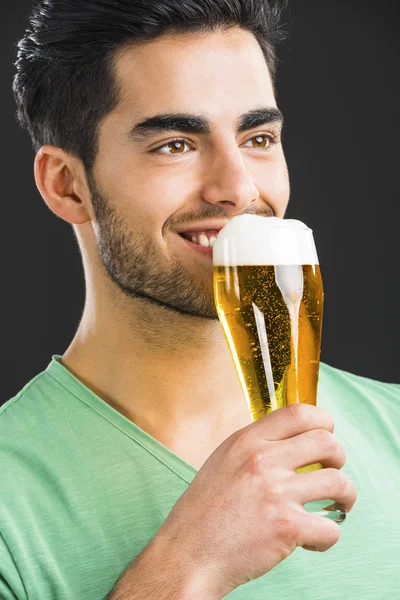 Joven bebiendo cerveza —  Fotos de Stock