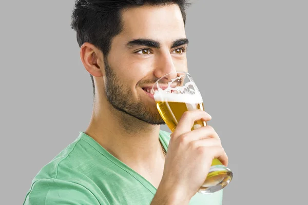 Jovem bebendo cerveja — Fotografia de Stock