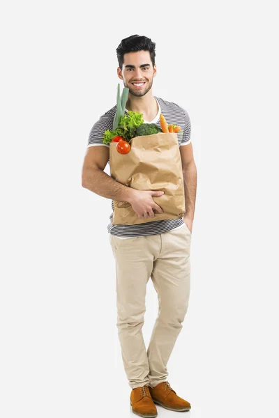 Sebze dolu bir çanta taşıyan adam — Stok fotoğraf