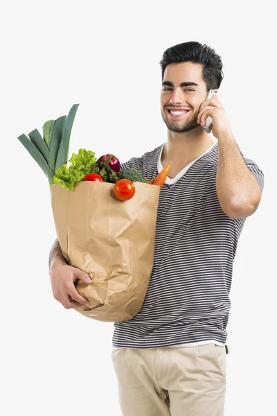 野菜の完全な袋を運ぶ男 — ストック写真