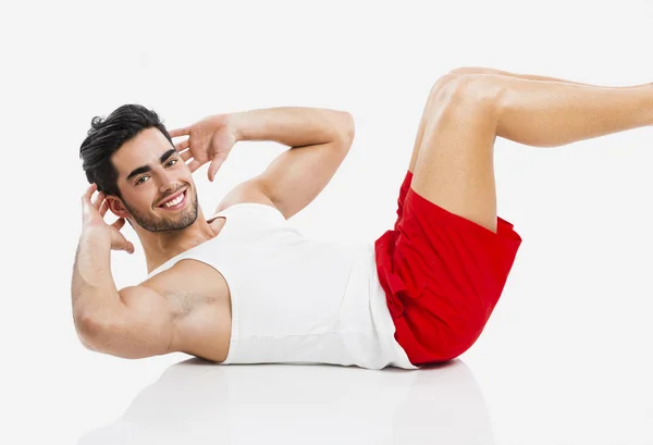 Athletischer Mann beim Bauchmuskeltraining — Stockfoto