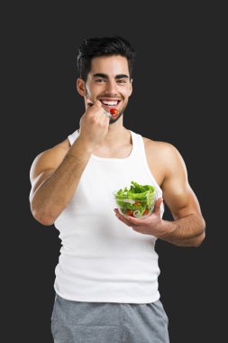 Man sağlıklı bir salata yemek