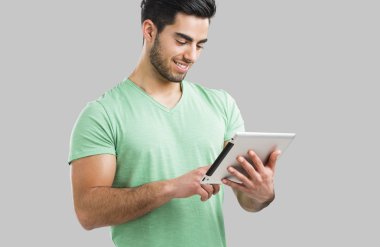 adam bir tablet ile çalışma
