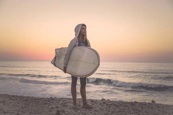 Menina surfista bonita — Fotografia de Stock