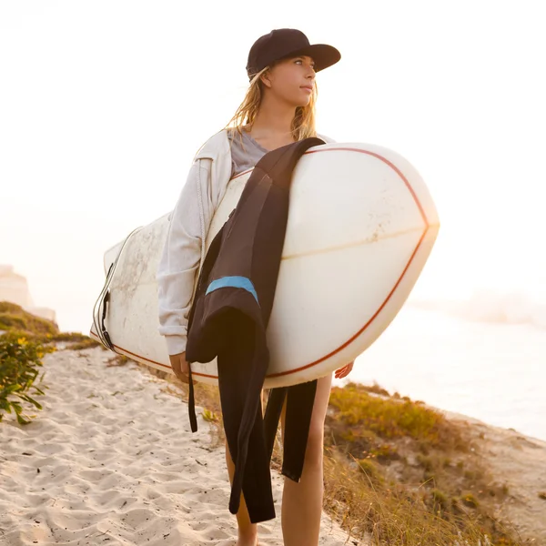 Güzel sörfçü kız — Stok fotoğraf