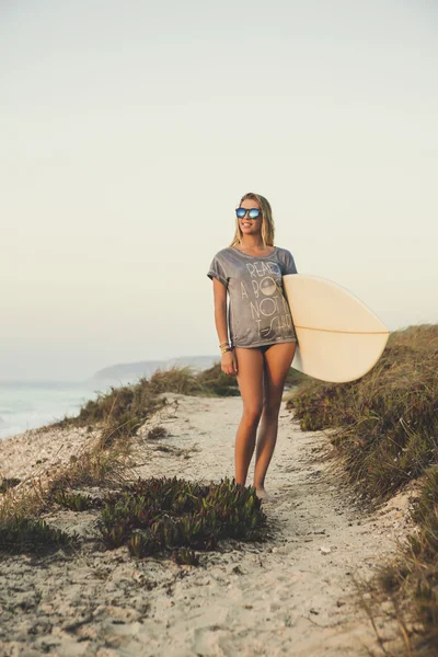 Güzel sörfçü kız — Stok fotoğraf