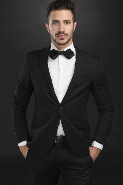 Latin férfi viselt szmoking — Stock Fotó