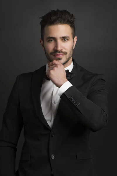 Homem latino vestindo um smoking — Fotografia de Stock