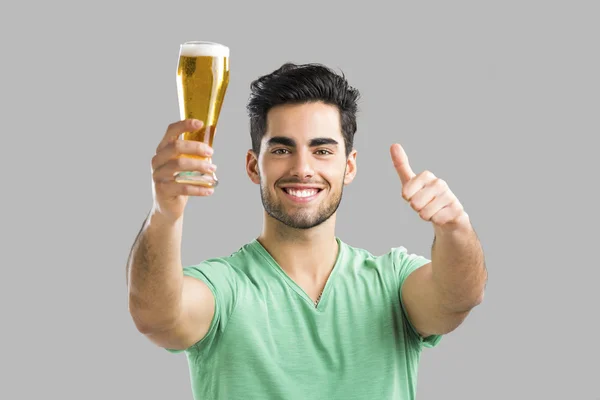 Joven bebiendo cerveza —  Fotos de Stock