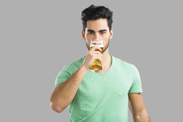 Genç adam bira içiyor. — Stok fotoğraf