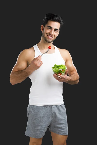 Hombre comiendo una ensalada saludable — Foto de Stock