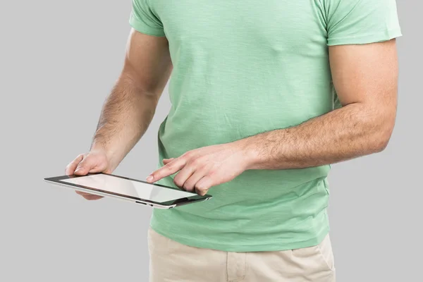 Homme travaillant avec une tablette — Photo