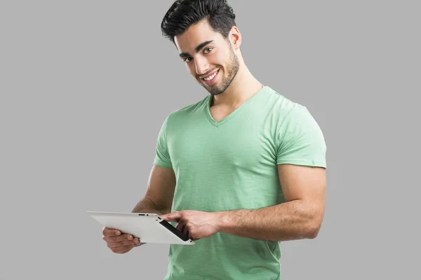 Homme travaillant avec une tablette — Photo