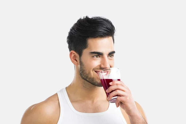 Atletische man een sap drinken — Stockfoto