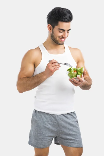 Mann isst einen gesunden Salat — Stockfoto