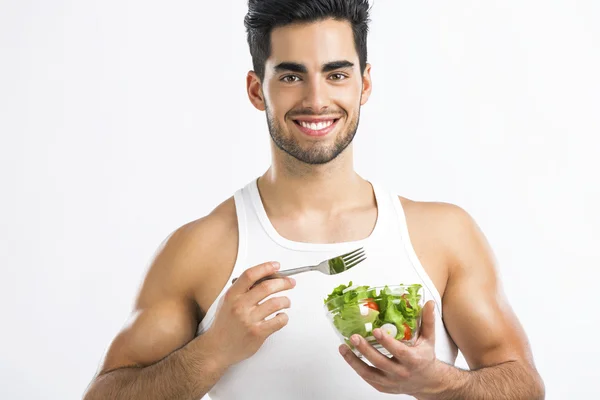 Hombre sano comiendo una ensalada saludable — Foto de Stock